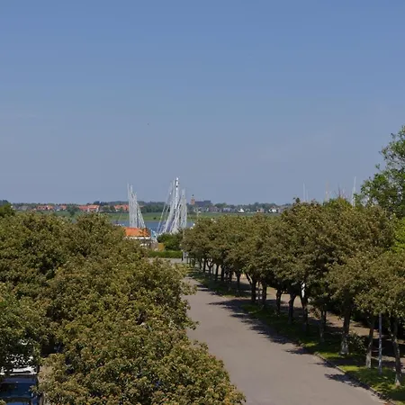 Inselblume 55 - In Der Strandburg Mit Hund * Burgtiefe auf Fehmarn