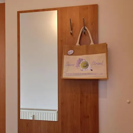 Inselblume 55 - In Der Strandburg Mit Hund *