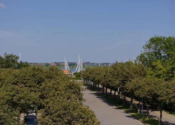 Inselblume 55 - In Der Strandburg Mit Hund * Burgtiefe auf Fehmarn